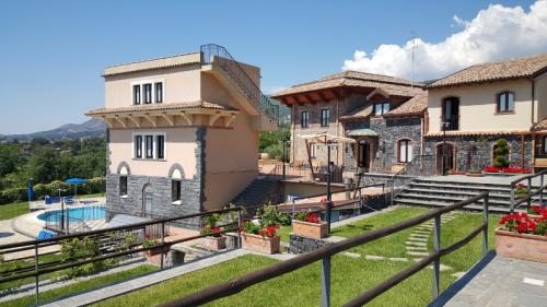 Panoramablick auf alle Gebäude im Dorf