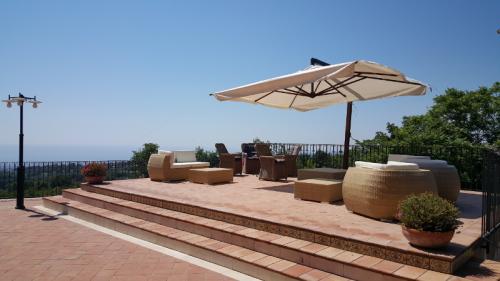 Panoramaterrasse mit Sofa und Tisch zum Entspannen und Blick auf den Golf von Catania.