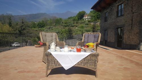 Tisch auf der Terrasse für die Gäste während des Frühstücks gedeckt