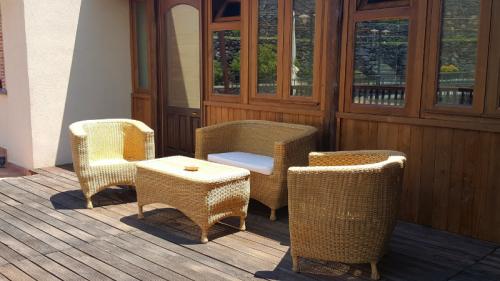 Kleine Terrasse mit Korbstühlen zum Entspannen