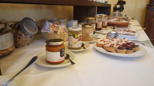 Mürbeteig-Törtchen auf dem Frühstücksbuffet