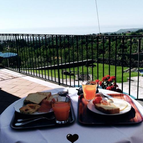 Bestückter Frühstückstisch auf der Terrasse mit Panoramablick