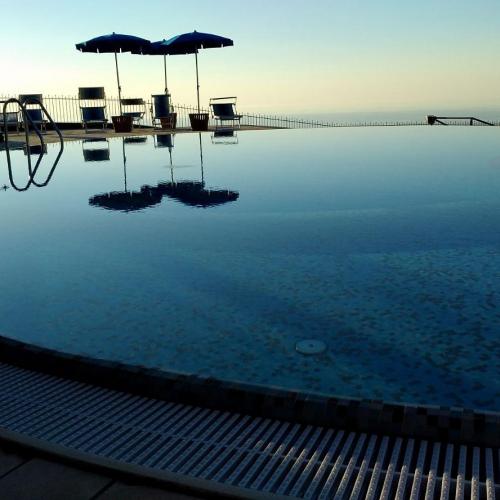 Spiegelung des Himmels am Schwimmbad bei Sonnenuntergang