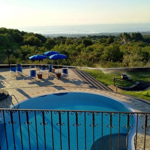 Blick von der oberen Terrasse auf den vorderen Swimmingpool