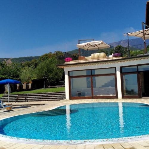 Poolservice mit Liegestühlen und Sonnenschirmen