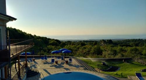 Panoramablick vom Dorfschwimmbad