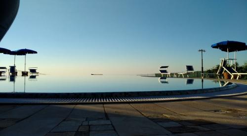 Blick auf das Schwimmbad am Nachmittag