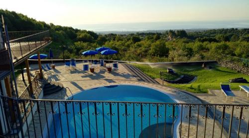 Voller Blick auf den Swimmingpool von den oberen Terrassen