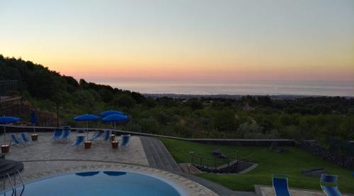 Panoramablick auf den Golf von Catania vom Dorf aus