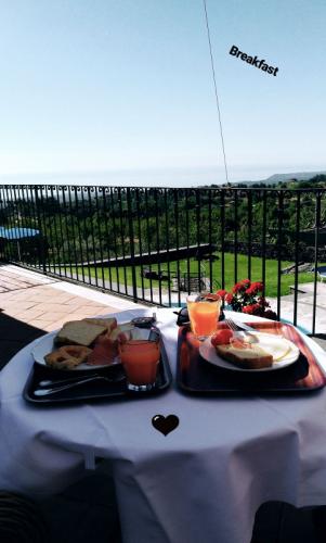 Frühstück am Außentisch auf der Terrasse
