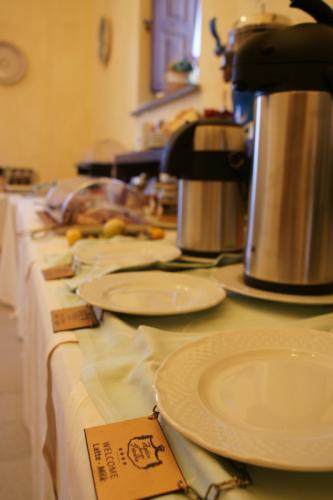 Blick auf das Buffet mit Thermoskanne verschiedener Getränke: Milch, heißes Wasser, Kaffee, Tee und Pflanzenmilch.