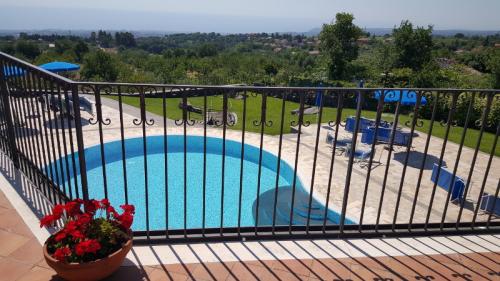 Blick auf den Swimmingpool von der oberen Terrasse