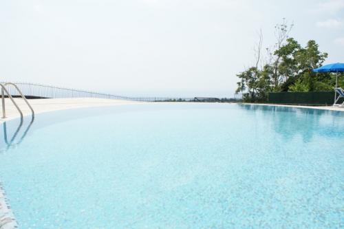 Schwimmbad mit Panoramablick